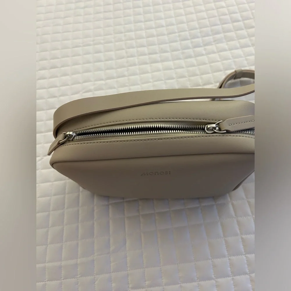 MON15. Metro Crossbody Bag.The Metro Bag securely carries your daily essentials - Picture 6 of 8